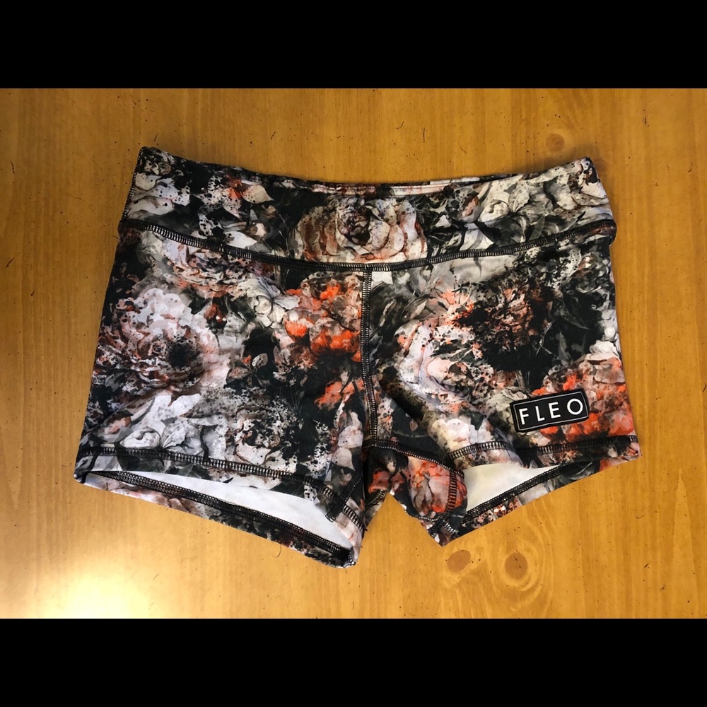 💥Grunge Flower Skulls Fleo Shorts - Medium💥